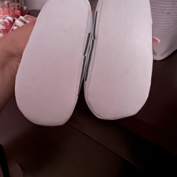 White slip on shoes - Picture 2 of 4